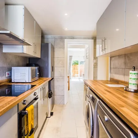 4 Bedroom House With Garden, Parking & 3 Mins Walking Distance From Train Station London Exterior photo