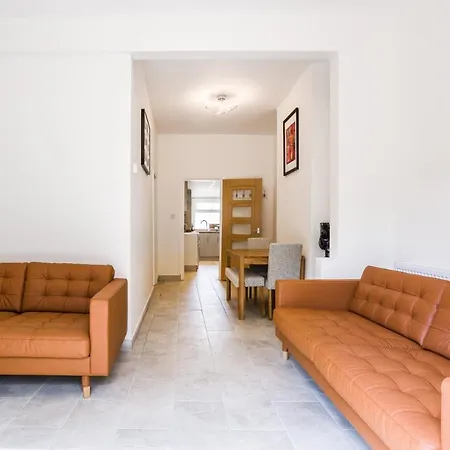 4 Bedroom House With Garden, Parking & 3 Mins Walking Distance From Train Station London Exterior photo