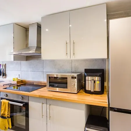 4 Bedroom House With Garden, Parking & 3 Mins Walking Distance From Train Station London Exterior photo