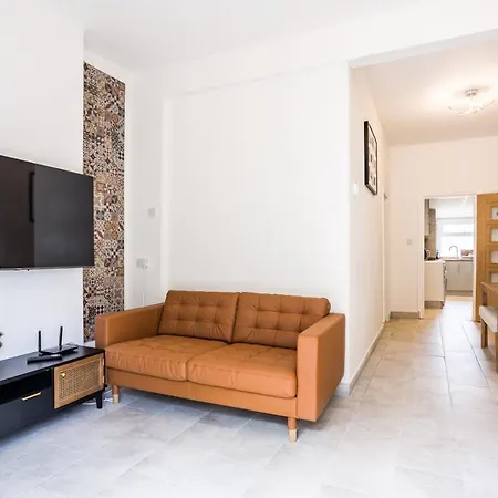 4 Bedroom House With Garden, Parking & 3 Mins Walking Distance From Train Station London Exterior photo