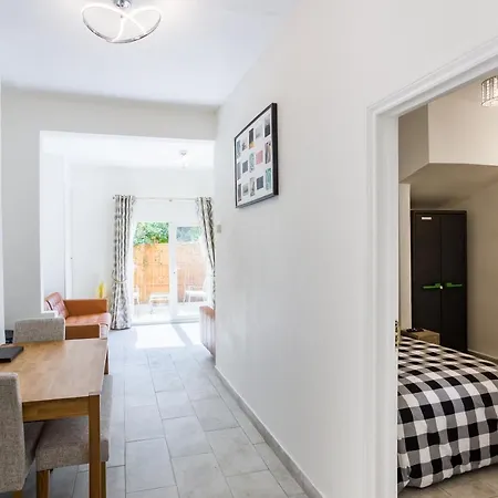 4 Bedroom House With Garden, Parking & 3 Mins Walking Distance From Train Station London Exterior photo