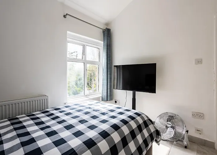 4 Bedroom House With Garden, Parking & 3 Mins Walking Distance From Train Station