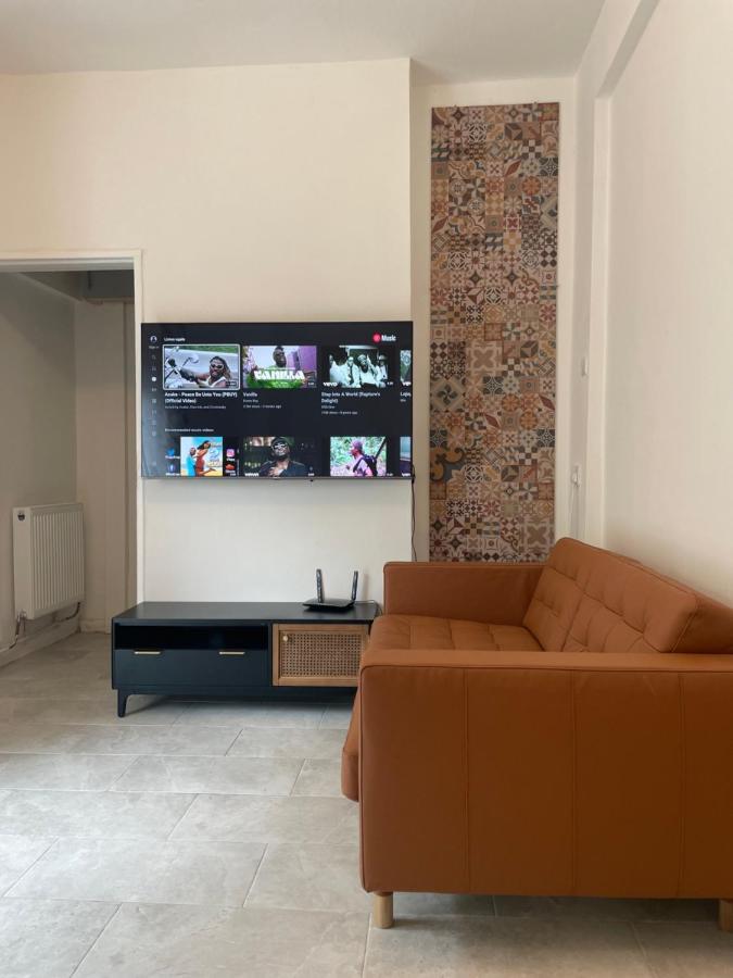 4 Bedroom House With Garden, Parking & 3 Mins Walking Distance From Train Station Дом отдыха