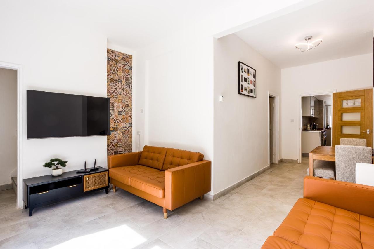 4 Bedroom House With Garden, Parking & 3 Mins Walking Distance From Train Station Лондон