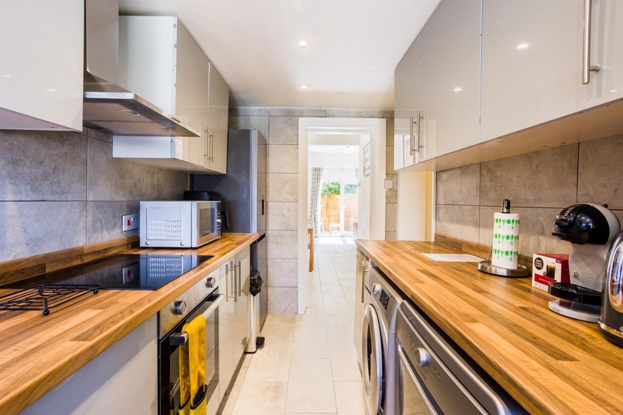 4 Bedroom House With Garden, Parking & 3 Mins Walking Distance From Train Station Holiday home