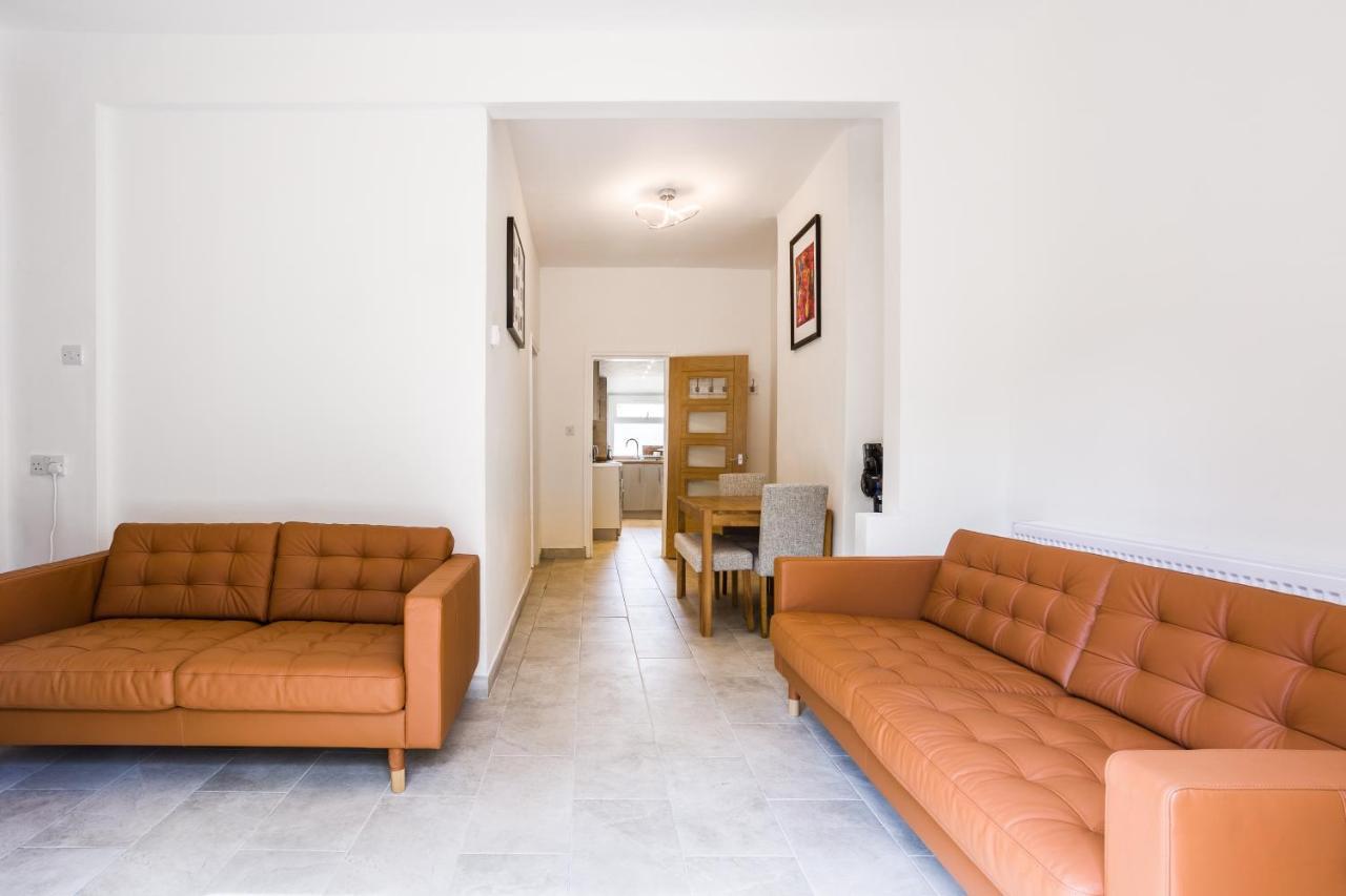 Дом отдыха 4 Bedroom House With Garden, Parking & 3 Mins Walking Distance From Train Station