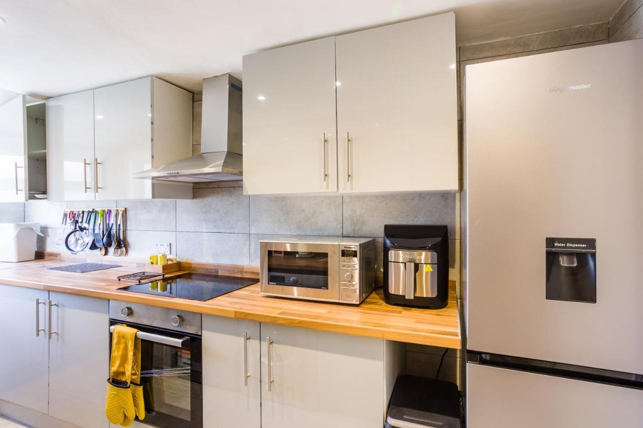 Casa de Férias 4 Bedroom House With Garden, Parking & 3 Mins Walking Distance From Train Station Londres