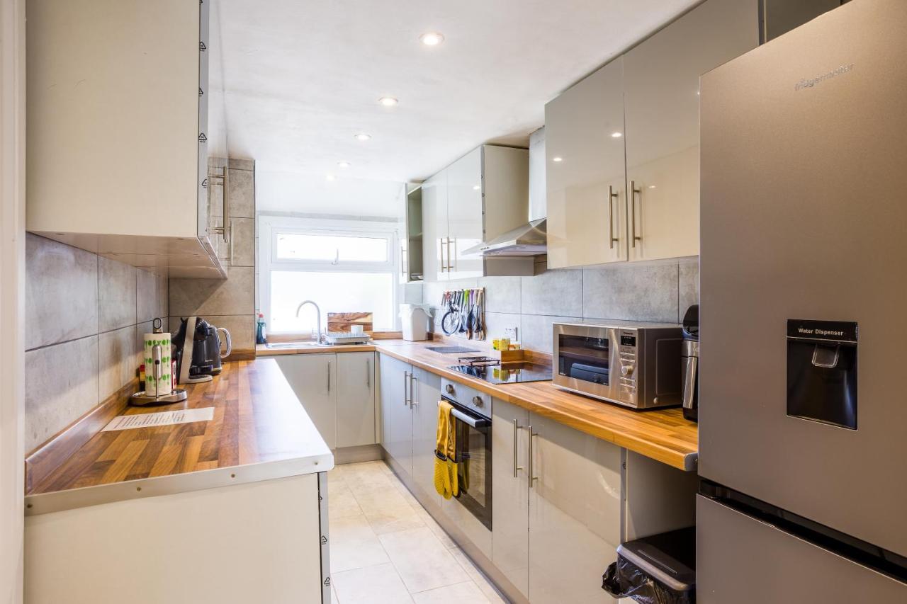 Дом отдыха 4 Bedroom House With Garden, Parking & 3 Mins Walking Distance From Train Station *
