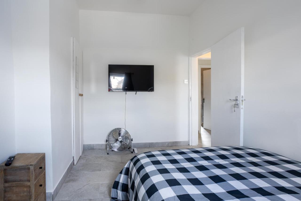Casa de Férias 4 Bedroom House With Garden, Parking & 3 Mins Walking Distance From Train Station *