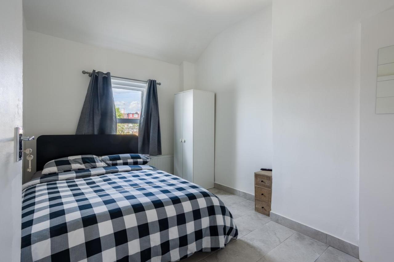 4 Bedroom House With Garden, Parking & 3 Mins Walking Distance From Train Station * Лондон