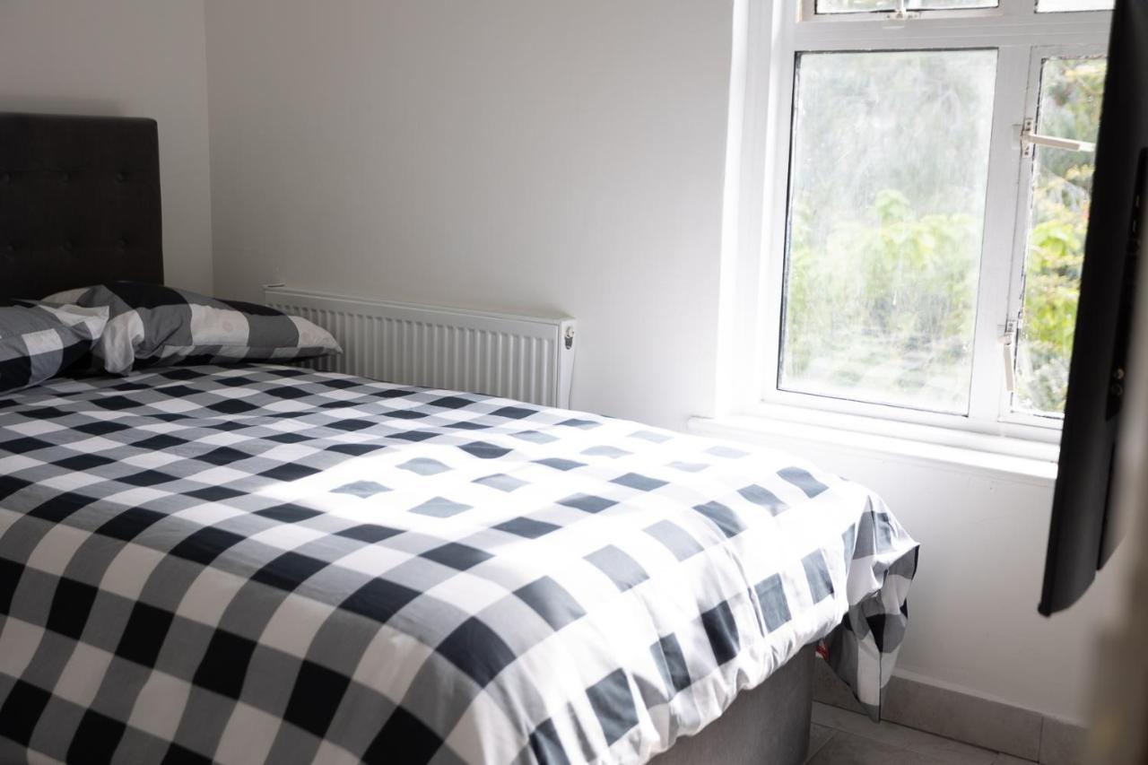 4 Bedroom House With Garden, Parking & 3 Mins Walking Distance From Train Station Дом отдыха *