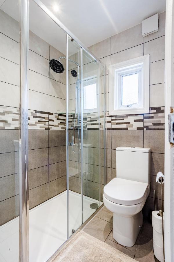 Дом отдыха 4 Bedroom House With Garden, Parking & 3 Mins Walking Distance From Train Station
