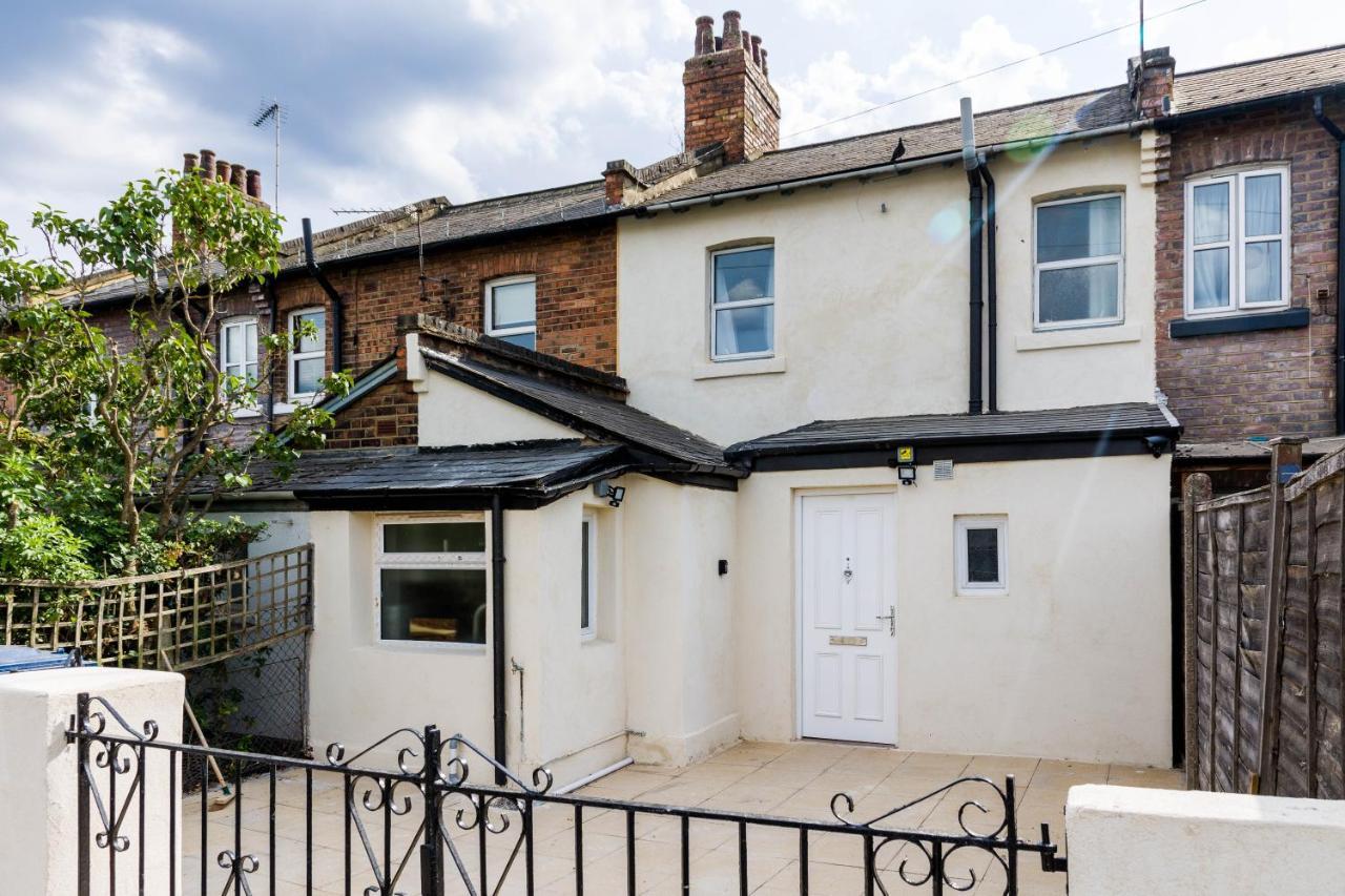 Casa de Férias 4 Bedroom House With Garden, Parking & 3 Mins Walking Distance From Train Station Londres