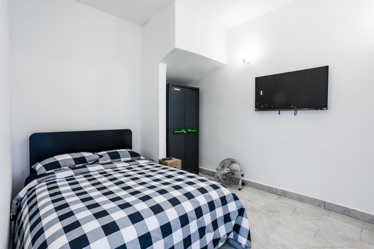 4 Bedroom House With Garden, Parking & 3 Mins Walking Distance From Train Station Дом отдыха *