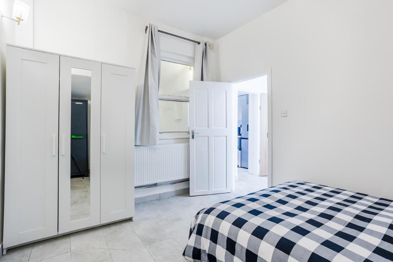 4 Bedroom House With Garden, Parking & 3 Mins Walking Distance From Train Station * Лондон